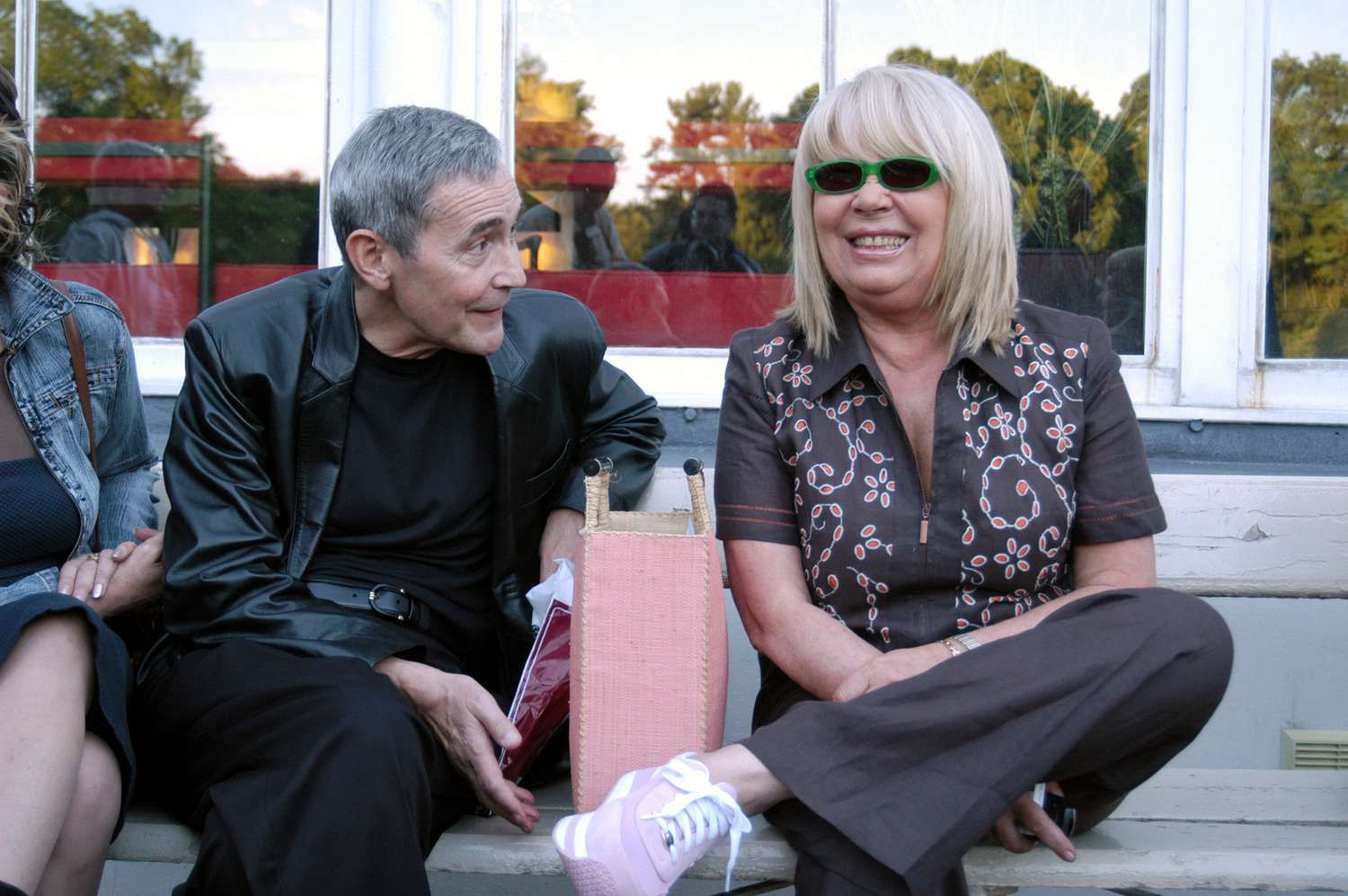 scena z: Nina Terentiew, Ryszard Marek Groñski
SK: czerwiec 2004, kurtka skórzana czarna, promocja ksi¹¿ki Hanny Baku³y, bluzka z czerwonym wzorkiem, mina, ró¿owe buty, czarne spodnie
fot. Warda/AKPA