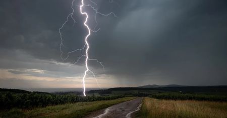 Burze mogą być piękne. Oto najlepsze zdjęcia piorunów ostatniego roku