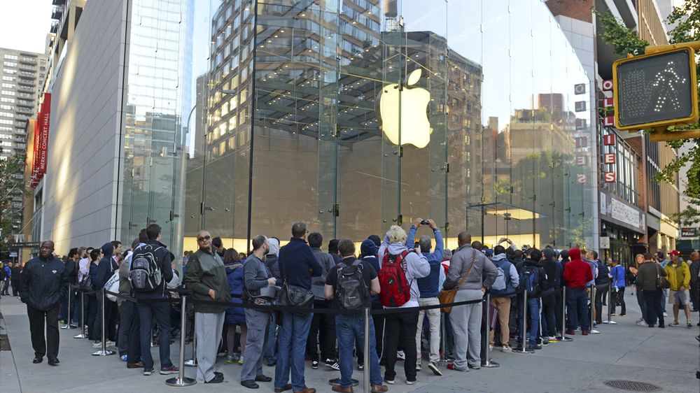 Okropna wtopa! Zmarła gwiazda komedii promowała po śmierci iPhone'a 6 1