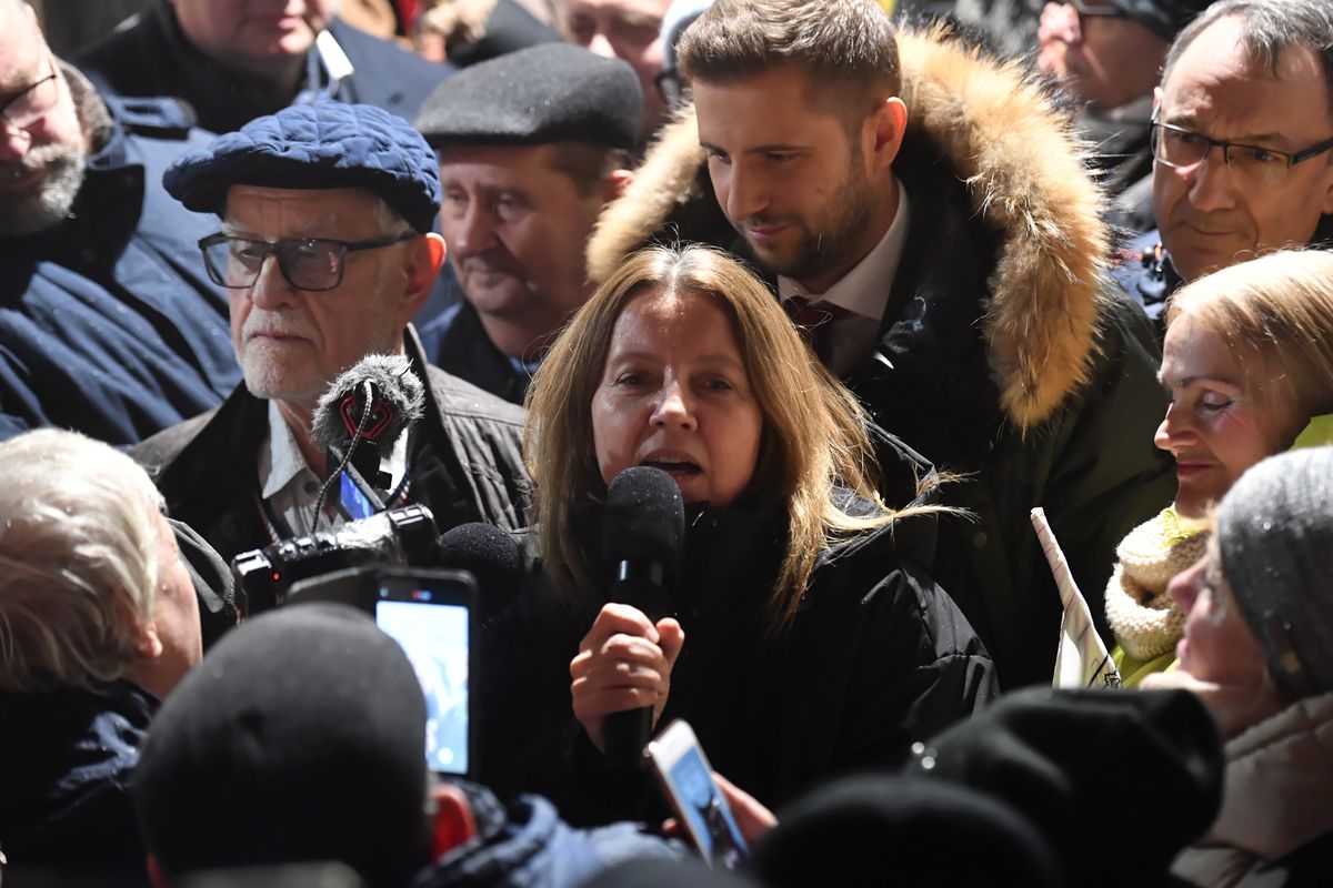 tvp, rada mediów narodowych, krzysztof czabański, joanna lichocka, Oskar Szafarowicz Obelgi i wyzwiska przed TVP. Na miejscu politycy PiS