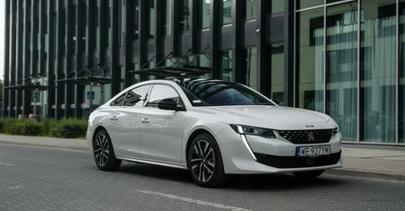 Test: Peugeot 508 HYbrid - podnosi poprzeczkę, ale popularności nie zdobędzie