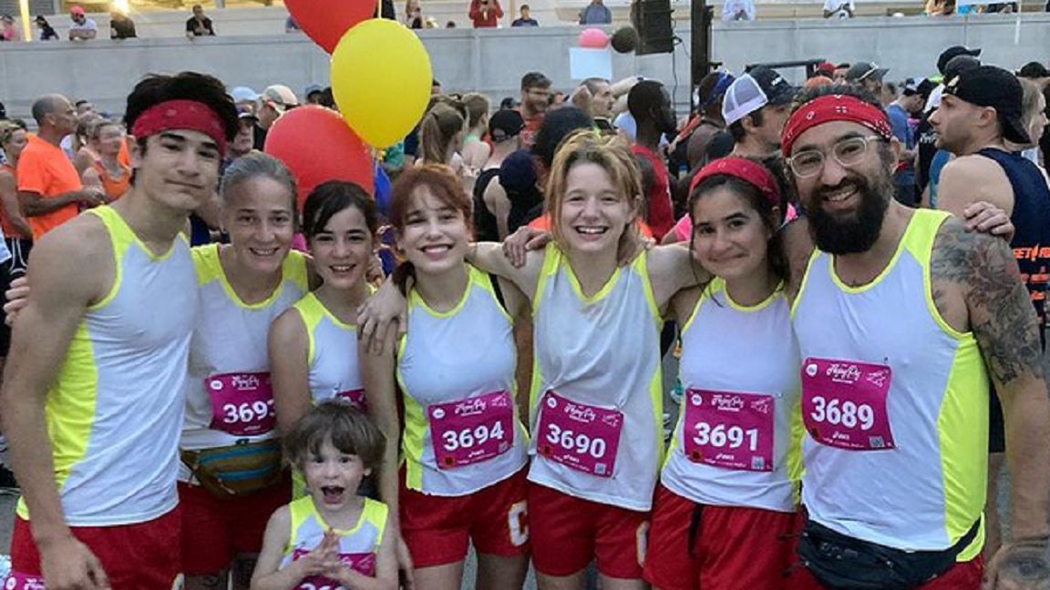 Kami i Ben oraz ich szóstka dzieci. Wszyscy biegają.