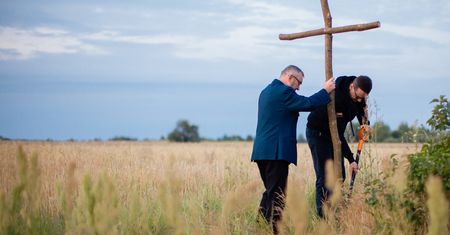Premier na Wołyniu. "Wbił w ziemię krzyż z dwóch patyków"