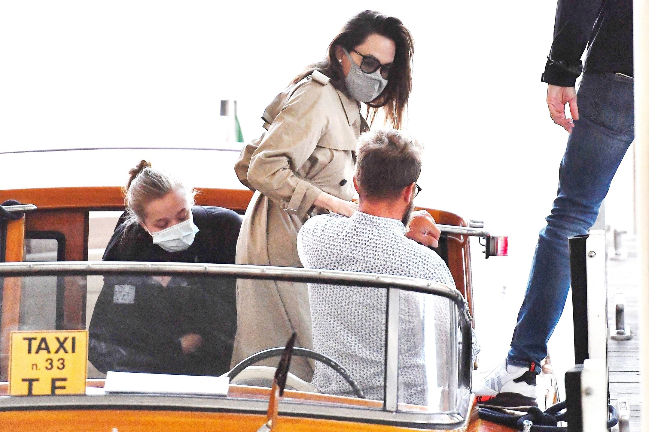 *EXCLUSIVE* The American actress Angelina Jolie in the company of her daughter Shiloh depart from Venice airport.
*EXCLUSIVE* VENICE, ITALY  - The American actress Angelina Jolie in the company of her daughter Shiloh depart from Venice airport.

BACKGRID UK 30 JULY 2021,Image: 624494093, License: Rights-managed, Restrictions: RIGHTS: WORLDWIDE EXCEPT IN ITALY, Model Release: no, Credit line: Cobra Team / BACKGRID / Backgrid UK / Forum
Cobra Team / BACKGRID / Backgrid UK / Forum
American, actress, Angelina Jolie, daughter, Shiloh, depart, Venice, airport, Italy, mask, sunglasses, coat, luggage.