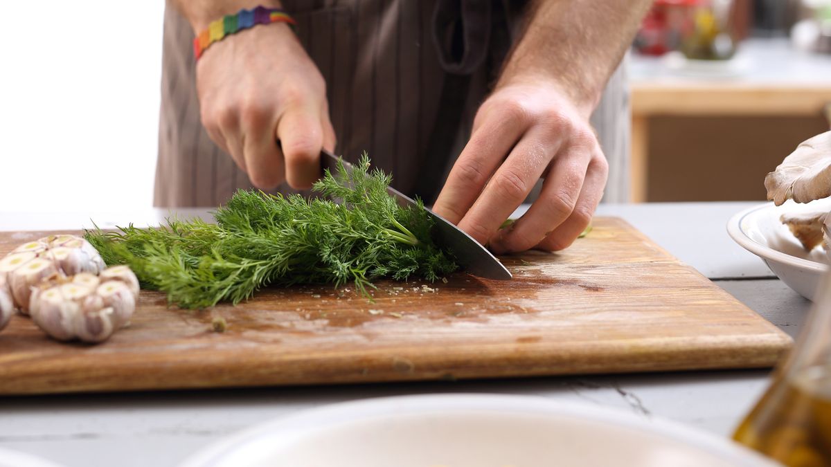 Jak wyczyścić drewnianą deskę do krojenia? O tym trzeba pamiętać