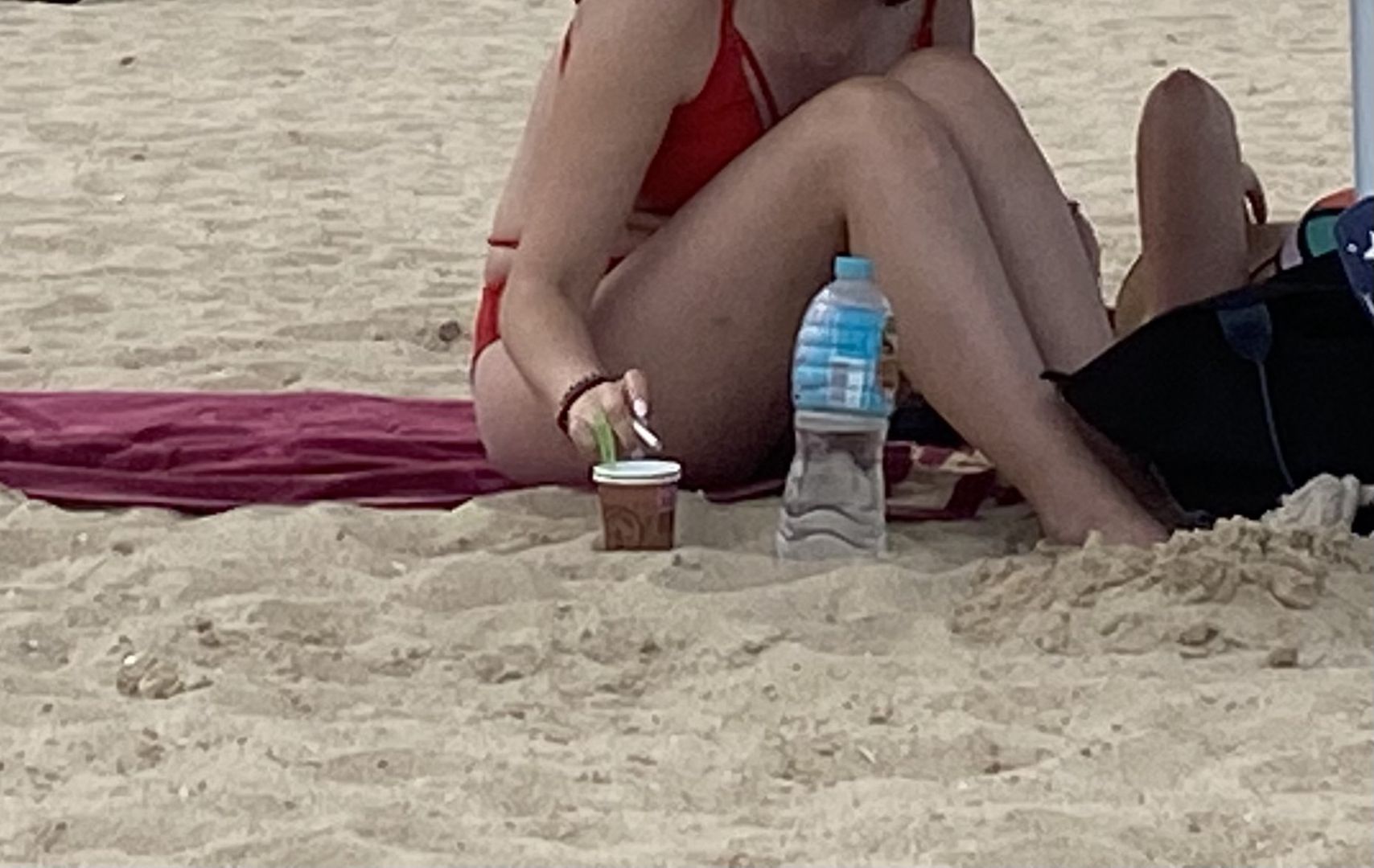 Dym papierosowy na plaży przeszkadza wielu tyrostom