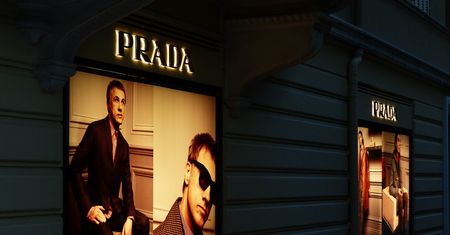 Prada na celowniku. Kontrowersje wokół "nowych" sandałów z indyjskimi korzeniami