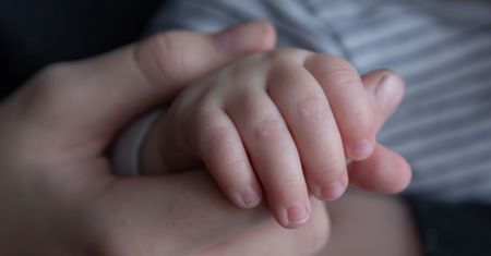 Rodzice maltretowali niemowlę. Przerażający akt oskarżenia w Toruniu