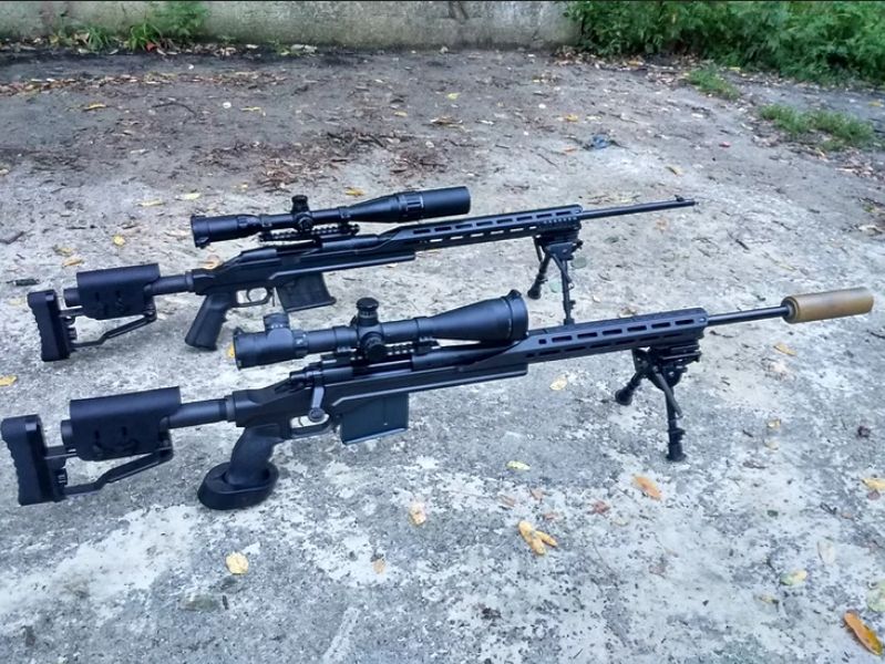 Ukraińska modernizacja Mosina. Widoczne dwa egzemplarze, z czego ten z dłuższą lufą ma chwyt pistoletowy mocno inspirowanym tym z HK PSG-1.