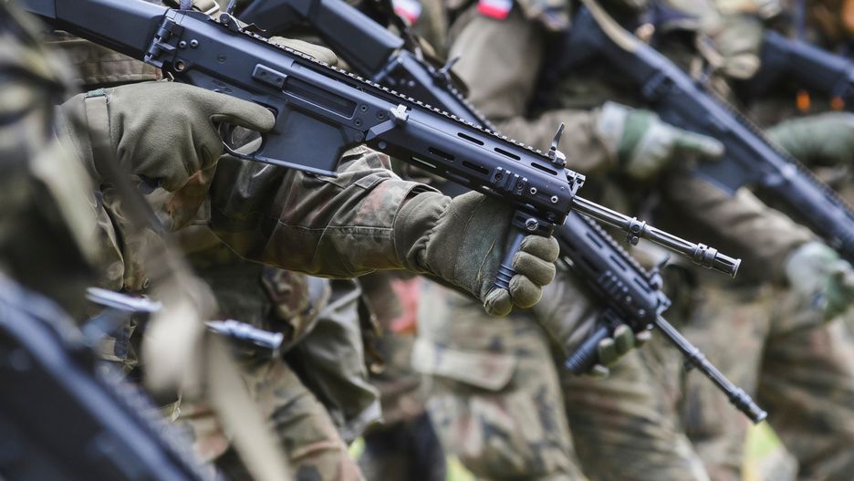 Żołnierz z bronią w ręku.