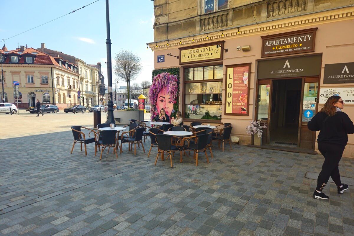 Ogródek gastronomiczny przed lodziarnią Carmelito