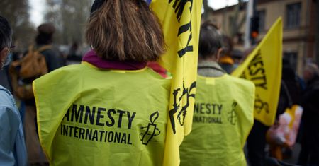 Raport Amnesty International: Pandemia a prawa człowieka. Jest mowa o Polsce