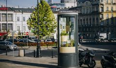 Warszawa promuje się roślinami wyrastającymi ze słupów reklamowych