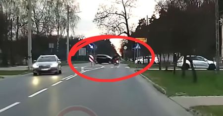 Motocykliści runęli. Wtedy stało się coś nieoczekiwanego