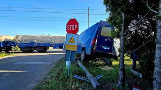 Koszmarny wypadek pod Piasecznem. Bus wjechał pod pociąg towarowy