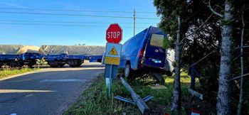 Koszmarny wypadek pod Piasecznem. Bus wjechał pod pociąg towarowy