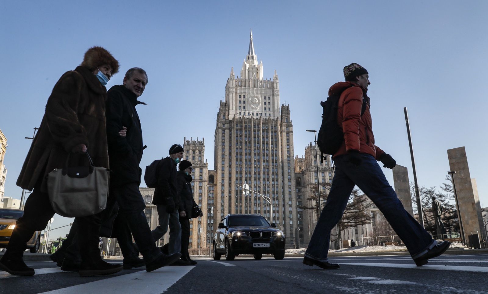 Daily life in Moscowepa09793934 Russian people walk in front of Foreign Ministry Office building in Moscow, Russia, 01 March 2022. Russian troops entered Ukraine on 24 February prompting the country's president to declare martial law and triggering a series of severe economic sanctions imposed by Western countries on Russia. Starting from 28 February, the Central Bank of Russia decided to increase the key rate to 20 percent per annum, in an attempt to ensure financial and price stability.  EPA/YURI KOCHETKOV Dostawca: PAP/EPA.YURI KOCHETKOV