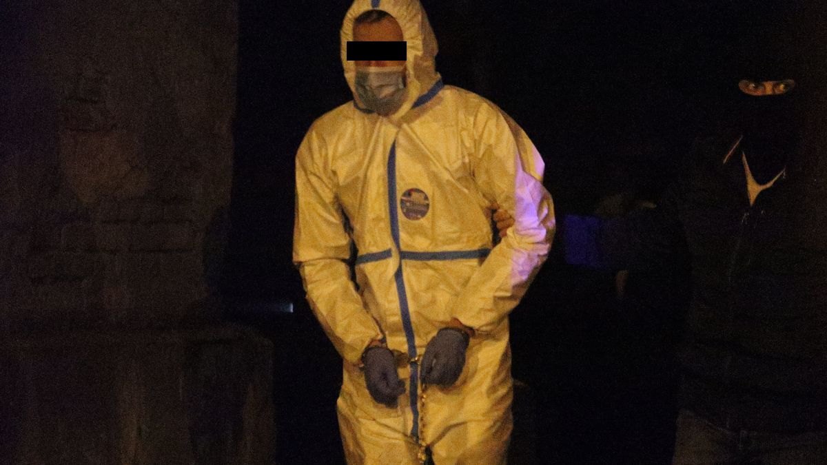 Oskarżony mężczyzna podczas wizji lokalnej po morderstwie