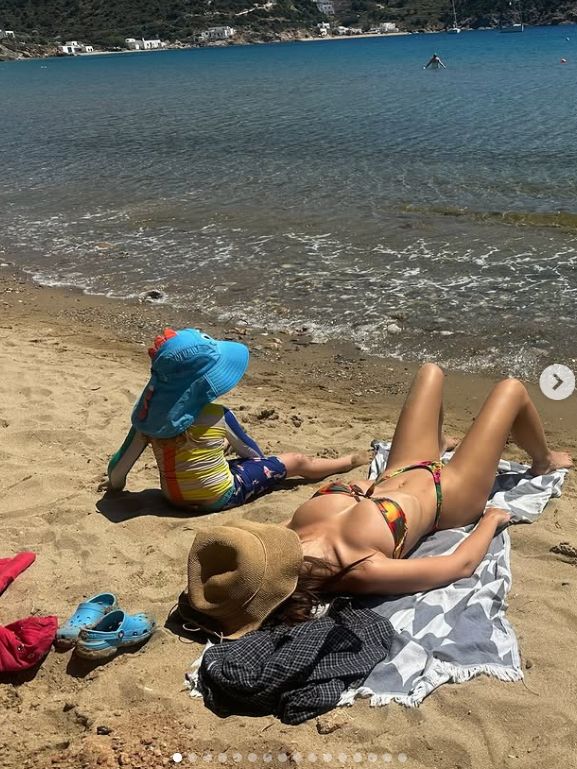 Plażowy styl i bezpretensjonalny luz u Emily Ratajkowsk