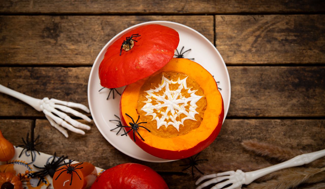Zaskocz bliskich w Halloween i przygotuj genialną zupę dyniową. Strasznie smaczna!