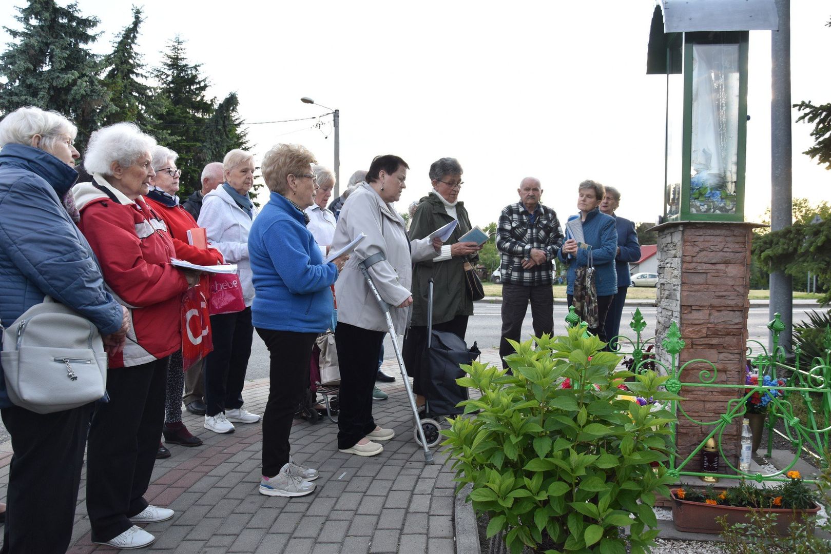 &#34;Majówka&#34; przy kapliczce Matki Bożej Fatimskiej na ul. Mostowej w Tarnowie. Codziennie, niezależnie od pogody, wieczorem gromadzi się przy niej kilkadziesiąt osób