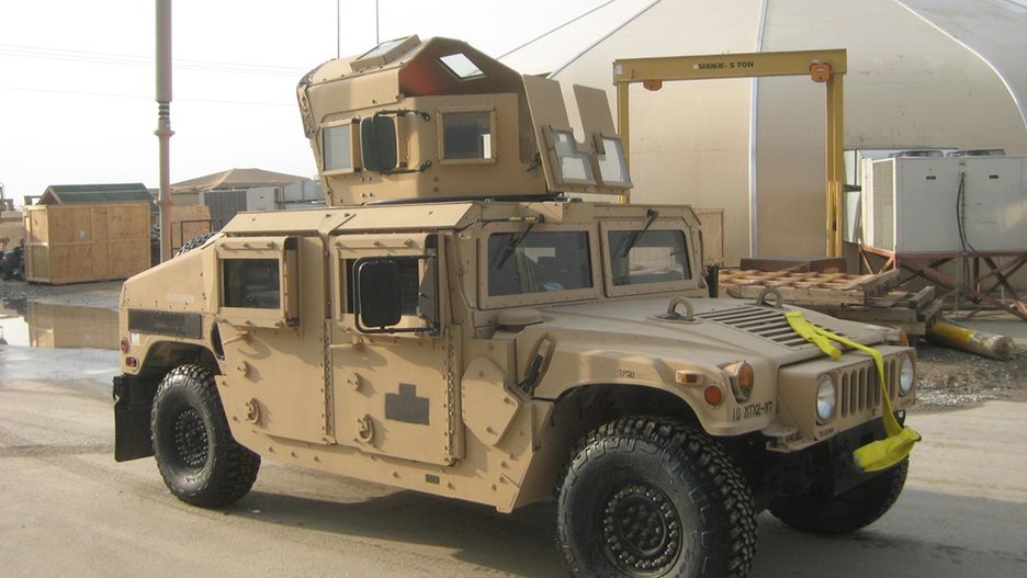 HMMWV 1 – Opancerzony wariant HMMWV z dodanym zakrytym stanowisk