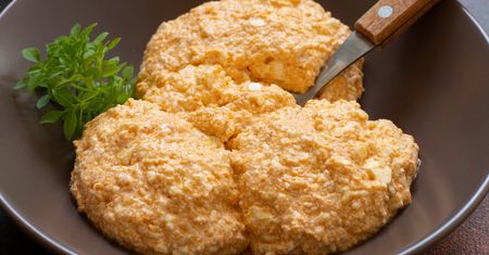 Żaden keczup czy musztarda. Do grillowanych dań robię bałkańską pastę na ostro