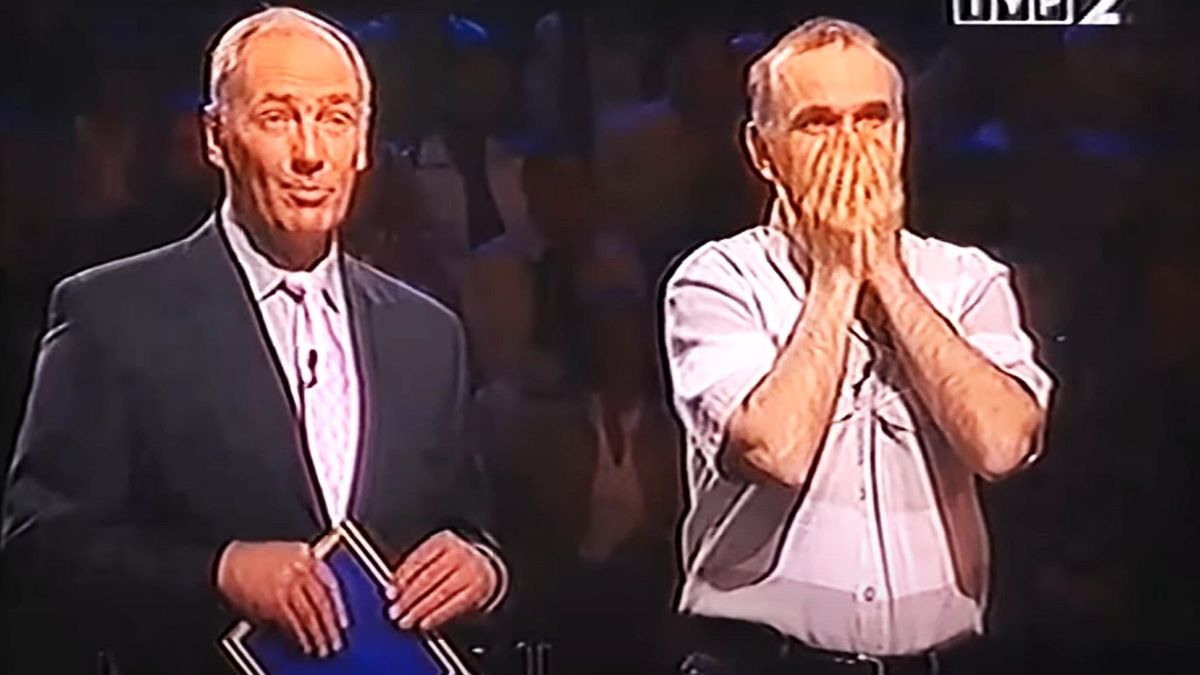 Karol Strasburger prowadzi "Familiadę" od 1994 r. Tu na nagraniu z pamiętnego odcinka z 2005 roku