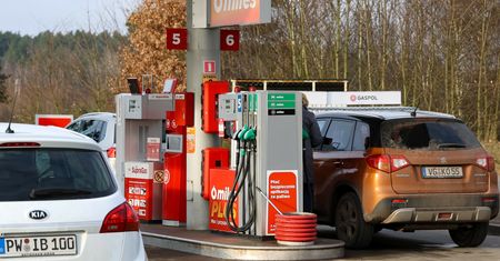 Najazd Niemców na polskie stacje. "Przy pełnym baku oszczędzam 30 euro"