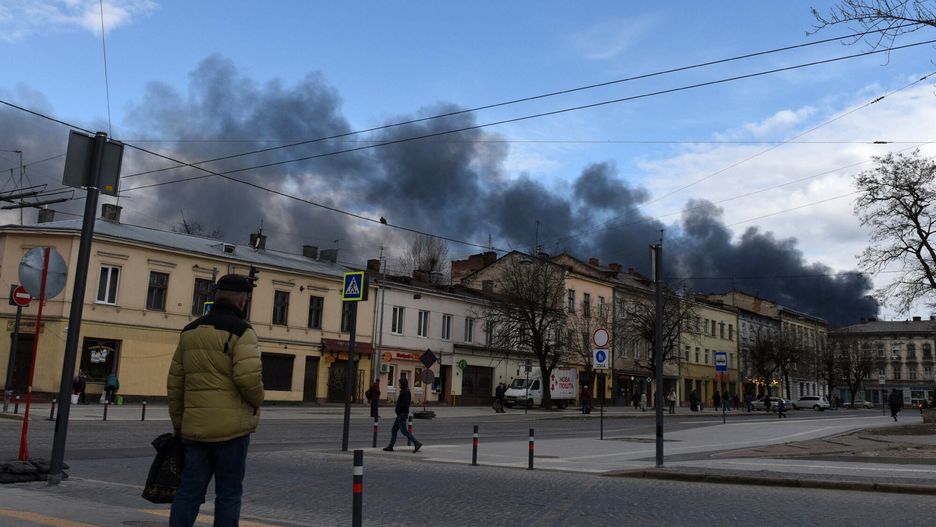 Wojna w Ukrainie - atak rakietowy na Lw�wDark smoke rises following an air strike in the western Ukrainian city of Lviv, on April 18, 2022. - A series of "powerful" Russian strikes on military infrastructure in Lviv on April 18, 2022, left several dead and ignited blazes in the west Ukraine city that has been spared fierce fighting. (Photo by Yuriy Dyachyshyn / AFP)YURIY DYACHYSHYN