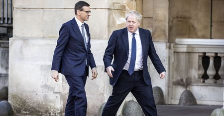 Brytyjski premier chce podążyć tropem Morawieckiego. Ratuje twarz?