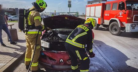 Pożar samochodu na MOP Markuszów. Spod maski renaulta zaczął unosić się dym [ZDJĘCIA]