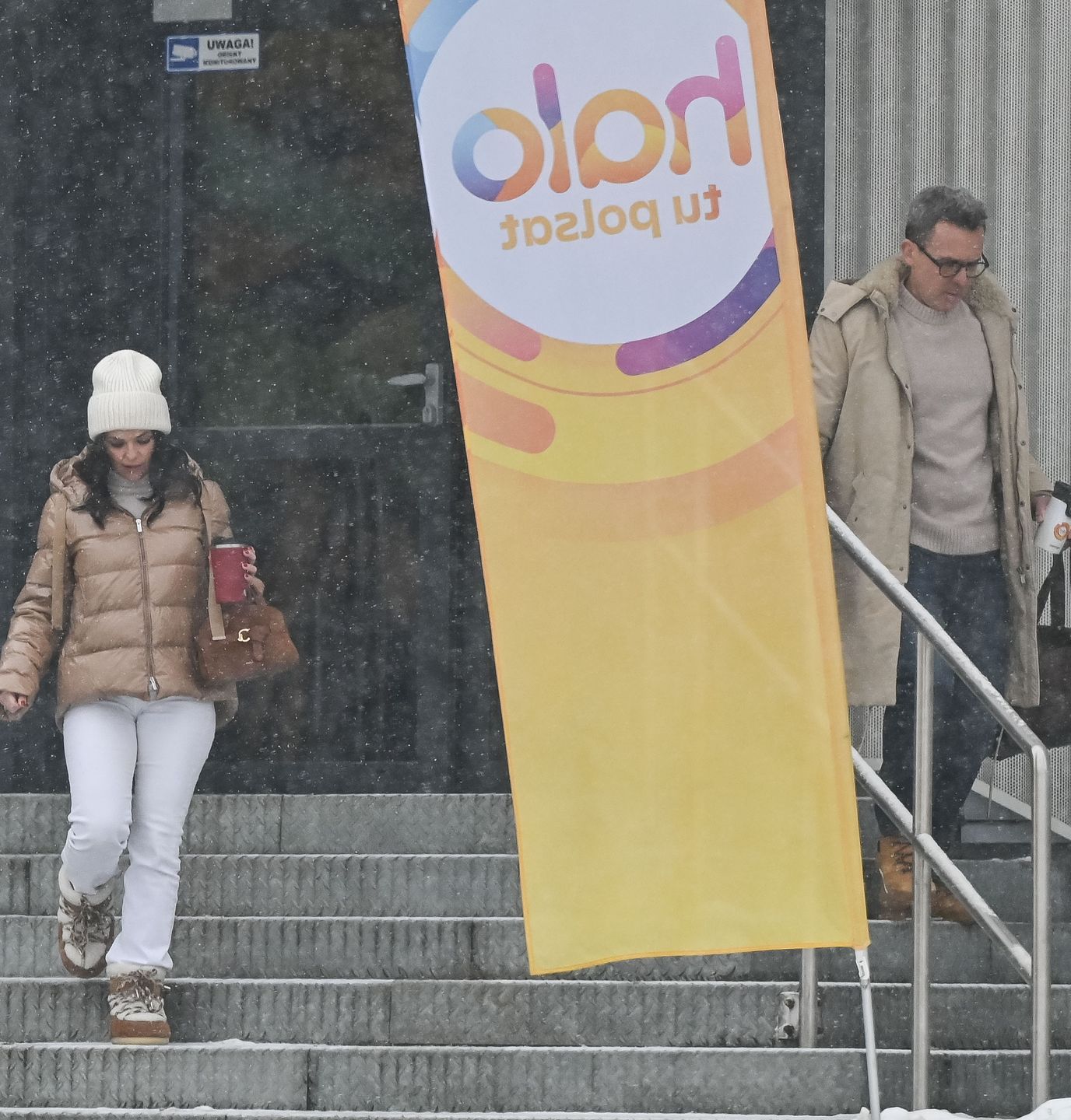 Kurzopki z nietęgimi minami opuszczają studio "Halo tu Polsat" 