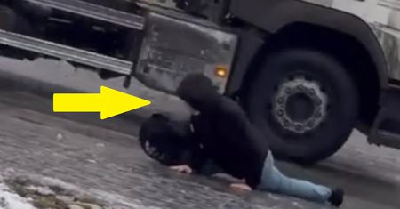 Walczył o życie na chodniku. Nagranie z Inowrocławia