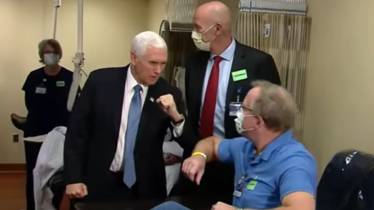Mike Pence bez maseczki ochronnej w szpitalu w Minnesocie.