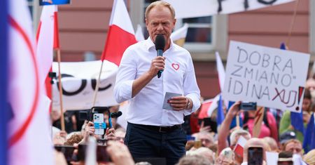 "Przeżyj to sam" na wiecu Tuska. Ostra reakcja Lombardu
