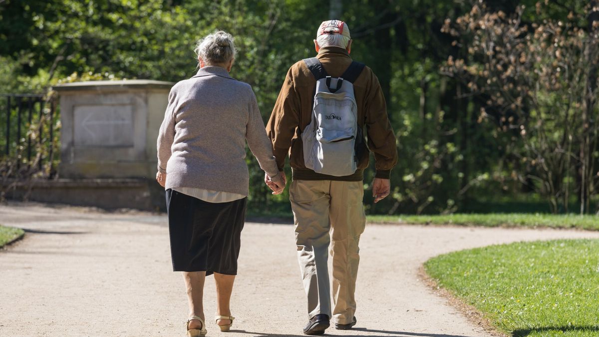 Warszawa Arkadiusz Zi�?ek
fot: Arkadiusz Ziolek/ East News. Warszawa 22.04.2018.    n/z Spacer po parku.
ARKADIUSZ ZIOLEK
