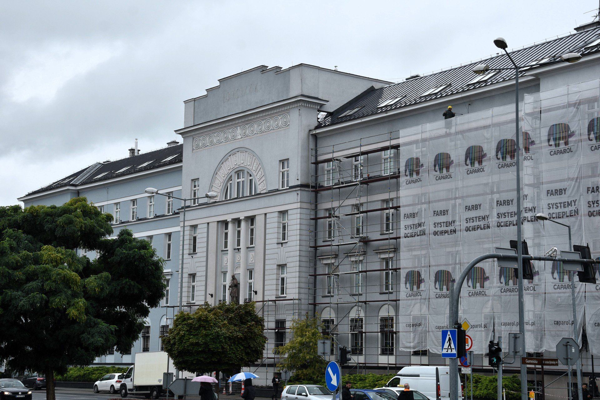 Renowacji poddano już część południową budynku sądu w Tarnowie, która zyskała żywsze, błękitno-niebieskie barwy. Robotnicy pracują teraz przy elewacji od strony północnej