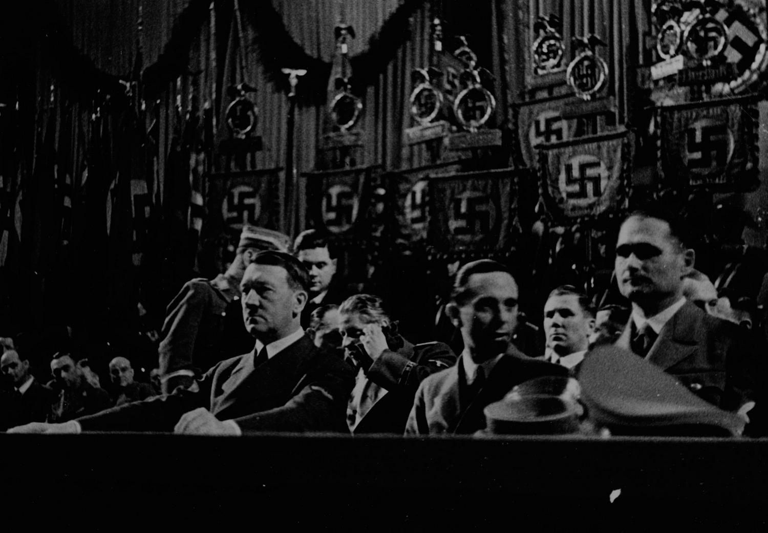 Rudolf Hess (pierwszy od prawej) w czasie uroczystości ósmej rocznicy przejęcia władzy przez Hitlera