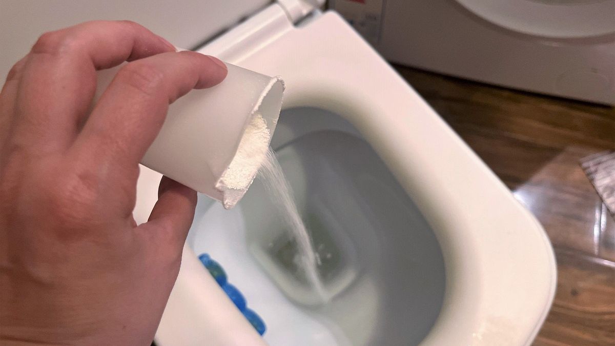 Czyszczenie toalety proszkiem do prania daje dobre efekty.