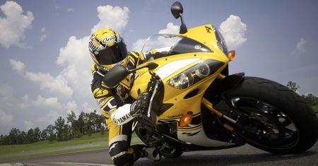 Wielki pojedynek: Yamaha R1 vs. Honda CBR vs. Audi [video]