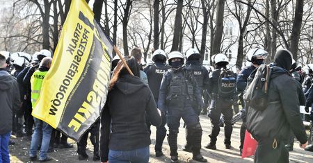 Rocznica smoleńska. Taczka z kukłą, protesty i zatrzymania w Warszawie
