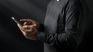 Ksiądz "na telefon". Nowy przywilej duńskich posłów