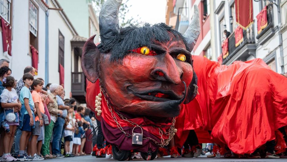 Barwne procesje przechodzą przez wyspę La Palma