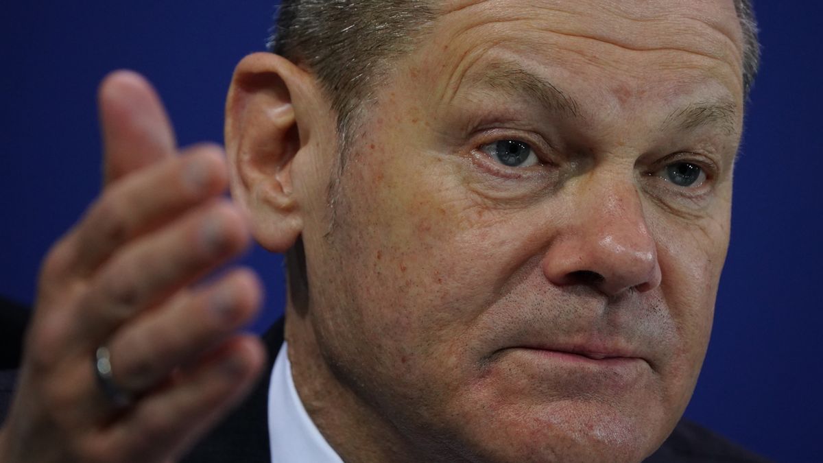 German Chancellor Olaf Scholz gestures during a press conference following a meeting of Germany's federal and state governments in Berlin, Germany, 07 April 2022. The main topic in the meeting was about share supply costs for Ukrainian refugees in Germany's response to the war in Ukraine. EPA/CLEMENS BILAN Dostawca: PAP/EPA.