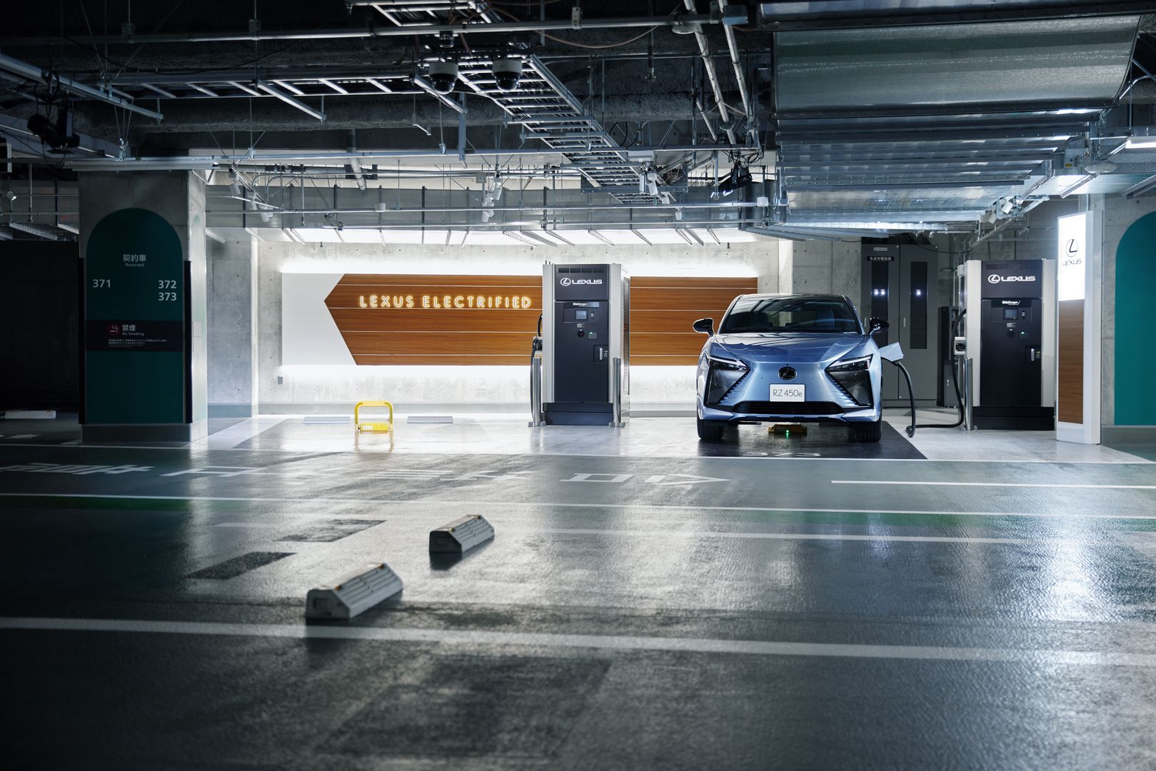 Stacja ładowania samochodów elektrycznych Lexusa w Tokio