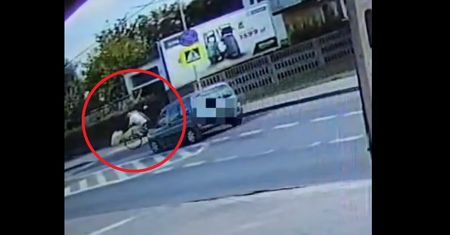 Nawet nie odwrócił głowy. Wjechał wprost pod koła samochodu. Jest nagranie