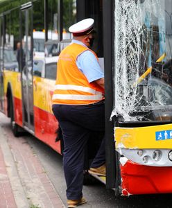 Warszawa. Wypadek autobusu na Bielanach. Prokuratura: badanie wykazało obecność pochodnej mefedronu