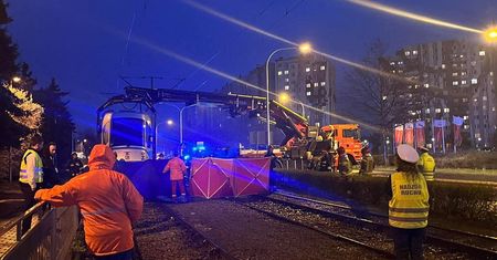 Tragedia we Wrocławiu. Rowerzysta wjechał pod tramwaj