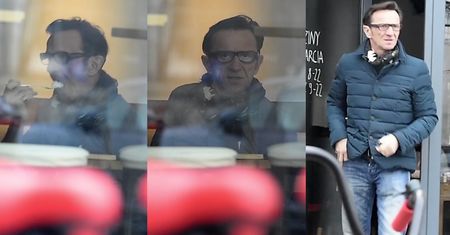Samotny Paweł Wilczak zajada śniadanie